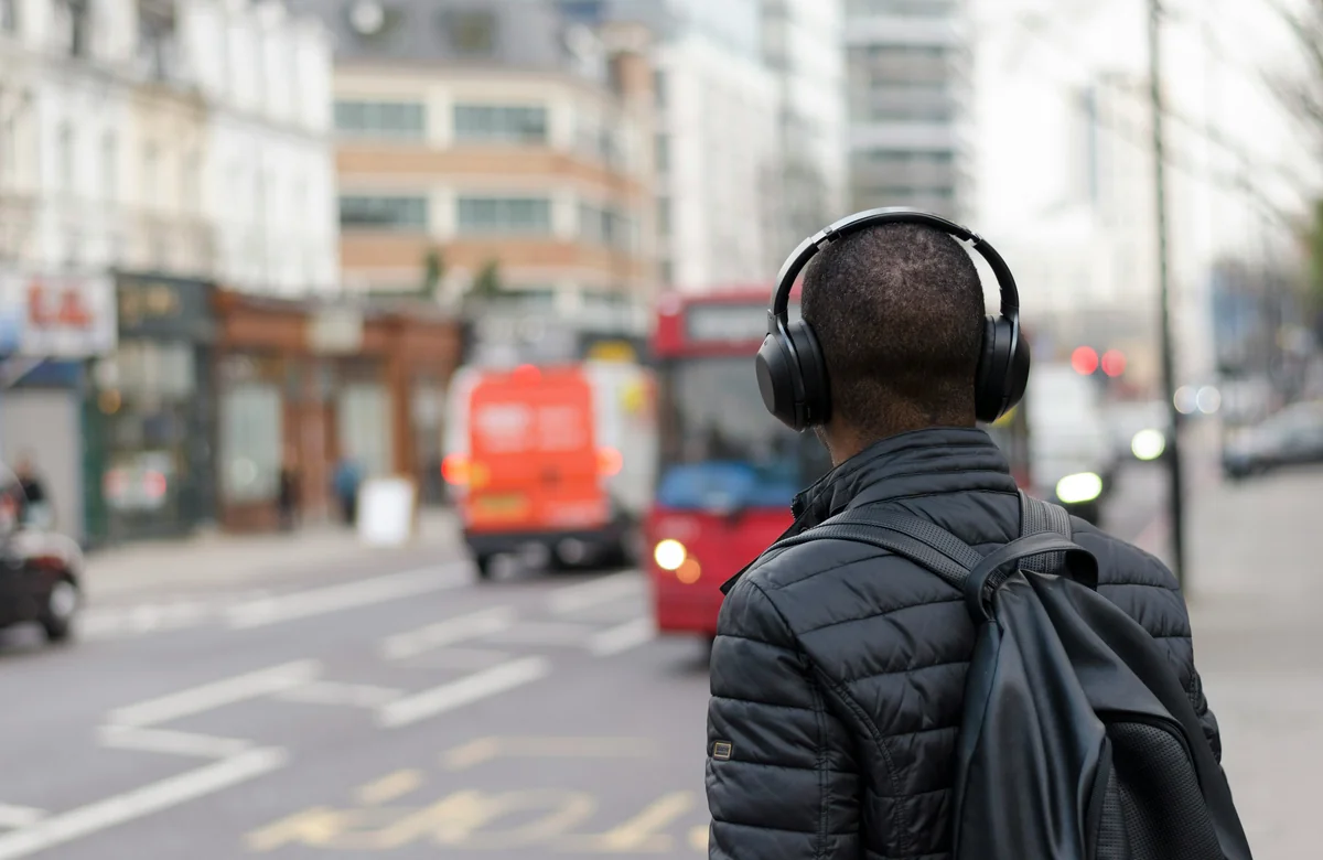 City traffic in New York Texas - affordable noise cancelling headphones for commuting