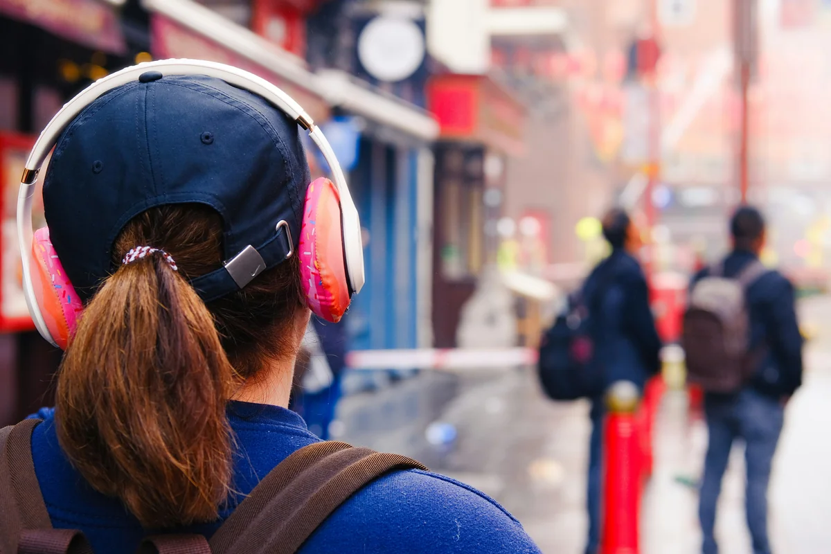 Cool headphones... - affordable noise cancelling headphones for commuting