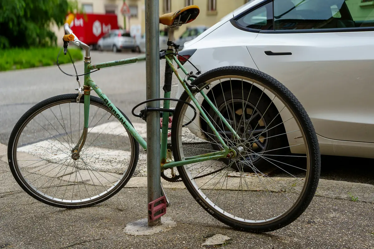 urban cycling, city bike, street photography, commute, eco-friendly transport, bicycle parking, urban lifestyle, sidewalk, metropolis, pavement. - best bike locks for urban commuting