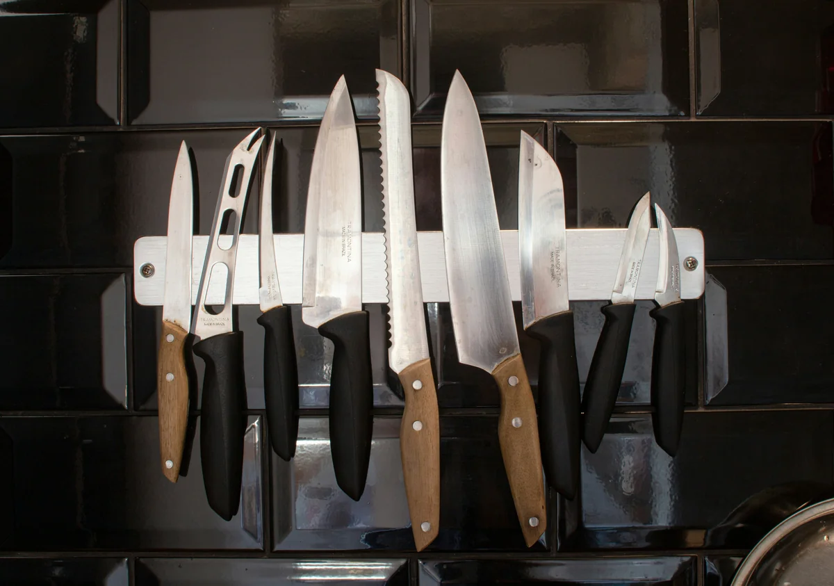 magnetic knives - best kitchen knives for home chefs on a budget