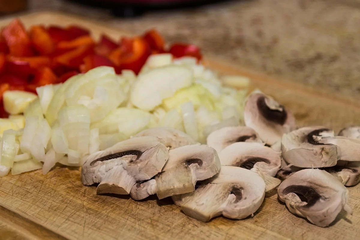 mushrooms, onions, peppers, capsicums, chopping board, sliced, chopped, diced, organic, vegetables, food, healthy, cutting, fresh, raw, cutting board, kitchen, preparation, food preparation, mushrooms, mushrooms, mushrooms, mushrooms, mushrooms, chopping board, cutting board, kitchen, kitchen - best kitchen shears for cutting poultry and herbs